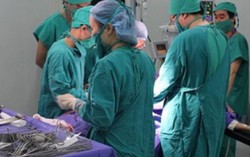 Đau bụng âm ỉ 4 tháng, đi khám phát hiện u nang buồng trứng 6kg