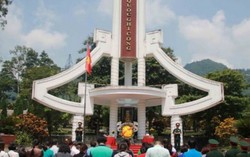 Dâng hương tưởng nhớ liệt sỹ tại Vị Xuyên
