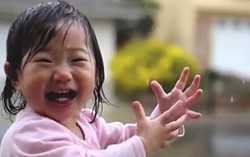 Cô bé lần đầu tiên thấy mưa