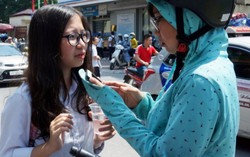 Mẹ và con thấp thỏm chờ điểm chuẩn lớp 10 công lập Hà Nội