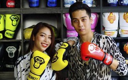 Chị em hào hứng quét mã giảm giá khi thanh toán không tiền mặt tại Online Friday 