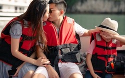 Con trai Hoa hậu Dương Thùy Linh lấy tay che mặt khi bố mẹ hôn nhau