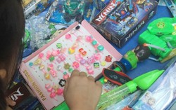 Đồ chơi độc hại bán công khai, cha mẹ vẫn thoải mái mua cho con