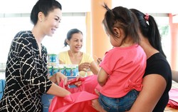 Á hậu Trịnh Kim Chi và các 'mỹ nhân lô tô' trao quà Tết cho trẻ khó khăn