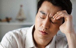Người chồng gia trưởng nghẹn ngào trong đám tang vợ