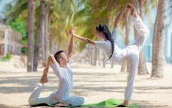 Cặp đôi 9X ‘giữ lửa’ nhờ yoga