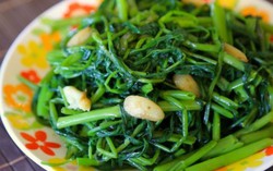 2 mẹo giúp rau xào xanh mướt