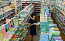 Nhiều trường “ép” học sinh, phụ huynh mua sách tham khảo để hưởng hoa hồng
