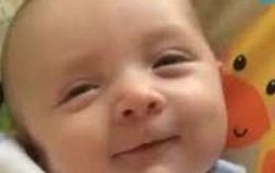 Trẻ 7 tháng tuổi nói ‘Hello’ mẹ