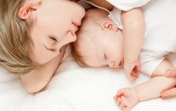 Ôm bé sơ sinh khi ngủ, hối hận không kịp