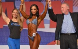 Vẻ đẹp cơ bắp của nữ vận động viên vô địch thể hình