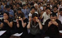 Hơn 6.000 người vượt đường mưa lũ dự lễ Vu lan