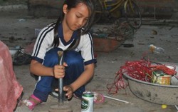 7 tuổi thay mẹ chăm 2 em, trông chú tâm thần