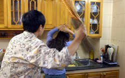 26 tuổi vẫn bị bố 'choảng' vì... dám bênh con mèo