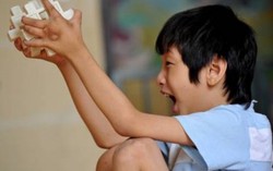 Phát hãi khi con cứ đến trường là 'sờ ngực' giáo viên