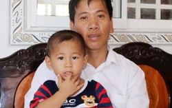 Bé trai văng khỏi bụng mẹ đón Tết với cha trong ngôi nhà mới