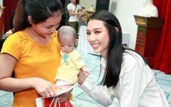 Người đẹp nhân ái Thùy Tiên mang Tết trung thu đến bệnh nhi nghèo ở Hà Nội