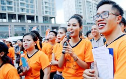 Hoa hậu Mai Phương Thúy và Dy Khả Hân đội mưa chạy bộ gây quỹ vì trẻ em