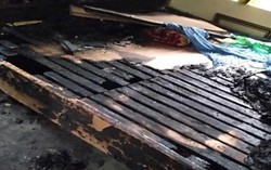 Mâu thuẫn, con gái khóa cửa đổ xăng đốt bố mẹ