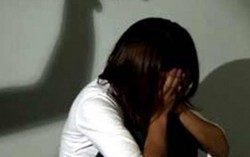 Tâm sự với bạn trai, bị kẻ lạ hiếp dâm