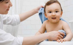 Phòng tránh bệnh nấm, viêm da “tấn công” trẻ mùa hè