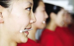 Phái đẹp Trung Quốc ngậm đũa tập cười