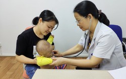 Sai lầm khi đánh tưa lưỡi bằng mật ong cho trẻ