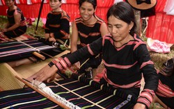 Dệt thổ cẩm kết hợp du lịch cộng đồng giúp nhiều phụ nữ Jơrai thay đổi cuộc sống