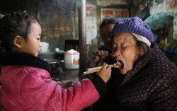 Cô bé 5 tuổi cáng đáng cả gia đình trên vai