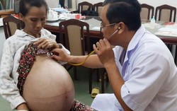 Người phụ nữ nghèo có u buồng trứng 30kg đến chùa chờ chết