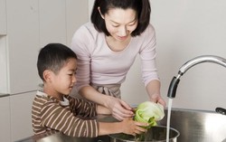 Cha mẹ Nhật cho phép con sai lầm để rèn tính tự lập