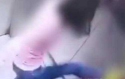 Không chịu về nhà ăn cơm, cậu bé bị mẹ đấm đá tới tấp trong thang máy