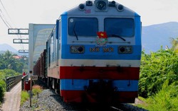Thông tuyến đường sắt Bắc - Nam bị tê liệt do mưa bão