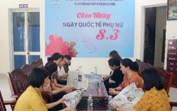 Phụ nữ Đà Nẵng hội họp, tiếp khách bằng nước đựng trong chai thủy tinh thay chai nhựa 