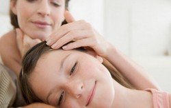 Cư xử với con gái tuổi teen như "mẹ ghẻ - con chồng"