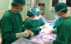 4 bệnh viện phối hợp cứu bé gái 30 tháng tuổi bị mảnh sành đâm vào cổ