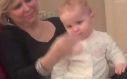 Ru bé ngủ chỉ sau vài động tác massage