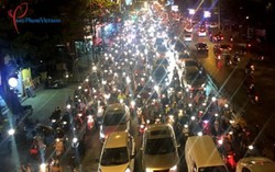 Cuối năm, đường Hà Nội thêm ùn ứ