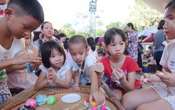 Ngày xuân đưa con chạm tay đến những giá trị văn hóa