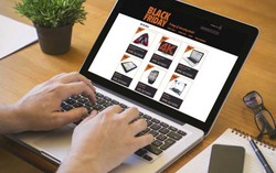 Sôi động dịch vụ canh hàng giảm giá trong ngày Black Friday 