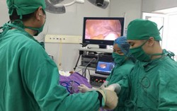 Cắt u buồng trứng bằng nội soi một lỗ