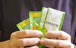 Trải nghiệm sử dụng gói dầu tắm gội mini, tưởng dễ mà hóa khó