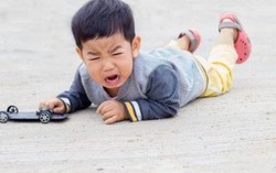 Phát điên khi trẻ không hài lòng là quăng ném đồ