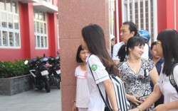 Phụ huynh cùng học sinh Sài Gòn 'đua' vào lớp 10
