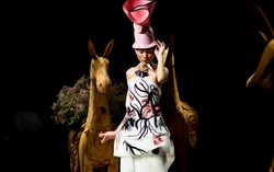 Quán quân Vietnam’s Next Model Kim Dung làm Vedette cho NTK Hùng Việt
