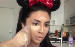 Nữ Vlogger trang điểm bằng guốc Louboutin