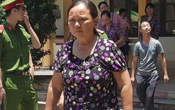 Người dân đội nắng đến dự phiên tòa xét xử bác sĩ Hoàng Công Lương