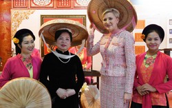 Đệ nhất phu nhân Ba Lan duyên dáng cùng nón quai thao