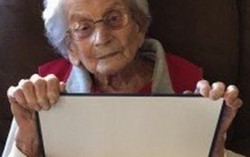 Cụ bà 102 tuổi nhận bằng tốt nghiệp đại học