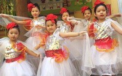 Cô giáo tiểu học 'tung chiêu' dụ bé vào lớp 1